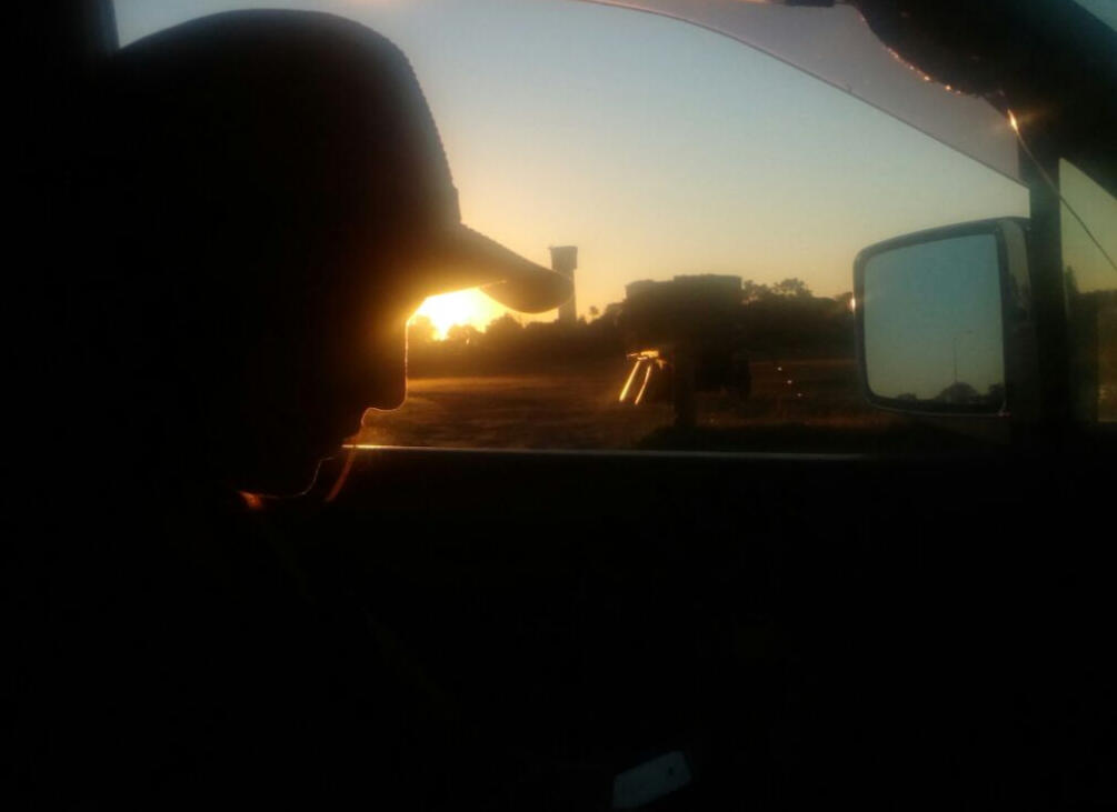 Seguir viajando Flor, fundadora de Espacio Medrar, viajando en auto al atardecer – símbolo de movimiento, descubrimiento y crecimiento personal