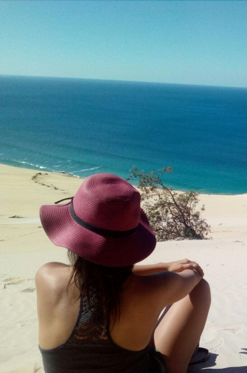 Esta es mi historia Flor, fundadora de Espacio Medrar, contemplando el océano y el horizonte abierto – símbolo de camino personal y autodescubrimiento